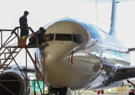 Pegawai melakukan perawatan pesawat milik grup Garuda Indonesia di Hanggar GMF AeroAsia Bandara Soekarno Hatta, Tangerang, Banten, Jumat (9/5/2025).