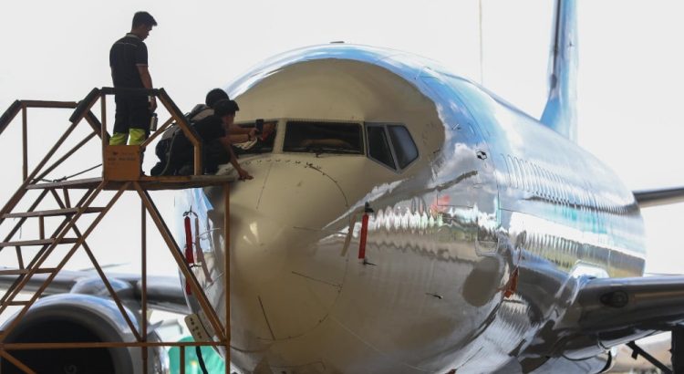 Pegawai melakukan perawatan pesawat milik grup Garuda Indonesia di Hanggar GMF AeroAsia Bandara Soekarno Hatta, Tangerang, Banten, Jumat (9/5/2025).