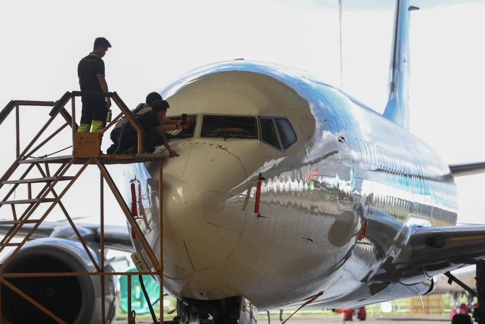 Pegawai melakukan perawatan pesawat milik grup Garuda Indonesia di Hanggar GMF AeroAsia Bandara Soekarno Hatta, Tangerang, Banten, Jumat (9/5/2025).